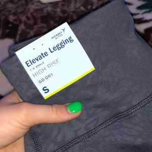 Old navy athletic LEGGINGS.